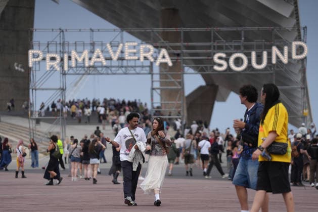First day of Primavera Sound Barcelona 2026 Dozens of people during the first day of Primavera Sound Barcelona 2026, on June 4, 2026, in Barcelona, Catalonia Spain Primavera Sound Barcelona 2026 takes place between June 4 and 6 with an expected 70 000 attendees per day with a high number of international audience The line-up includes about 150 artists with headliners such as Doja Cat, Massive Attack and Bad Gyal Thursday 4 The Cure, Addison Rae and Skrillex Friday 5 and The xx, Gorillaz and My Bloody Valentine Saturday 6 04 JUNE 2026 MUSIC PRIMAVERA SOUND ARTISTS MUSIC CATALONIA BARCELONA PUBLIC FESTIVAL Barcelona Catalunya Catalunya Catalunya Spain  Copyright: xDavidxZorrakinox 7571256