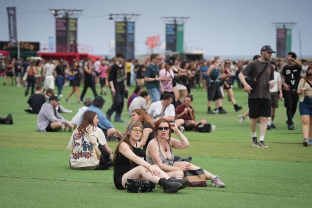 First day of Primavera Sound Barcelona 2026 Dozens of people during the first day of Primavera Sound Barcelona 2026, on June 4, 2026, in Barcelona, Catalonia Spain Primavera Sound Barcelona 2026 takes place between June 4 and 6 with an expected 70 000 attendees per day with a high number of international audience The line-up includes about 150 artists with headliners such as Doja Cat, Massive Attack and Bad Gyal Thursday 4 The Cure, Addison Rae and Skrillex Friday 5 and The xx, Gorillaz and My Bloody Valentine Saturday 6 04 JUNE 2026 MUSIC PRIMAVERA SOUND ARTISTS MUSIC CATALONIA BARCELONA PUBLIC FESTIVAL Barcelona Catalunya Catalunya Catalunya Spain  Copyright: xDavidxZorrakinox 7571286