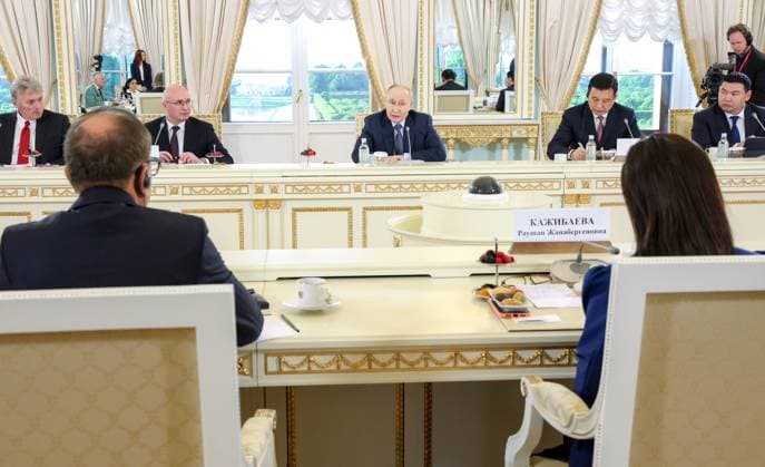 Russia Putin International News Agencies Heads 9181706 04.06.2026 Russian President Vladimir Putin holds a meeting with heads of international news agencies, as Kremlin spokesman Dmitry Peskov, TASS Director General Andrey Kondrashov, President of Xinhua News Agency Fu Hua and Kyrgyz National Kabar News Agency Director Mederbek Shermetaliev sit nearby, as part of the St. Petersburg International Economic Forum (SPIEF) at the Constantine Palace in Strelna in the suburb of St. Petersburg, Russia. Valeriy Sharifulin Sputnik St. Petersburg Russia  Copyright: xValeriyxSharifulinx
