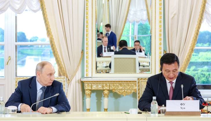 Russia Putin International News Agencies Heads 9181723 04.06.2026 Russian President Vladimir Putin holds a meeting with heads of international news agencies, as President of Xinhua News Agency Fu Hua sits nearby, as part of the St. Petersburg International Economic Forum (SPIEF) at the Constantine Palace in Strelna in the suburb of St. Petersburg, Russia. Alexander Kazakov Sputnik St. Petersburg Russia  Copyright: xAlexanderxKazakovx