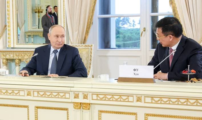Russia Putin International News Agencies Heads 9181771 04.06.2026 Russian President Vladimir Putin holds a meeting with heads of international news agencies, as President of Xinhua News Agency Fu Hua sits nearby, as part of the St. Petersburg International Economic Forum (SPIEF) at the Constantine Palace in Strelna in the suburb of St. Petersburg, Russia. Valeriy Sharifulin Sputnik St. Petersburg Russia  Copyright: xValeriyxSharifulinx