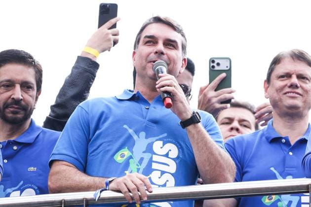 34th March for Jesus in Sao Paulo Senator and pre-candidate for the presidency of the Republic of Brazil, Flavio Bolsonaro, during the 34th March for Jesus, in the northern zone of Sao Paulo, this Thursday, June 4, 2026 SAO PAULO SAO PAULO BRAZIL Copyright: xMarinaxUezimax