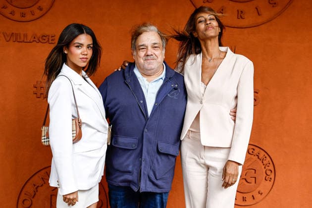 Didier Bourdon between his wife Marie Sandra Badini Duran and daughter Clélia at the village photocall during the 2026 French Open at Roland Garros in Paris, France, on June 4, 2026 Jacovides Moreau Bestimage Celebs attending the village photocall during the 2026 French Open at Roland Garros in Paris, France, on June 4, 2026 Paris France  Copyright: xJACOVIDES-MOREAUx xBESTIMAGExJACOVIDES-MOREAUx xBESTIMAGEx