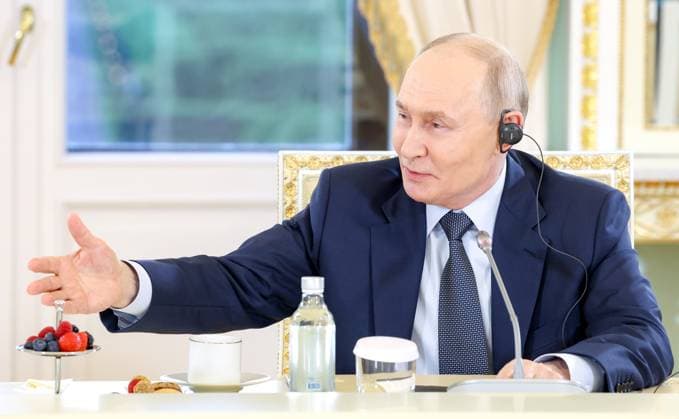 Russia Putin International News Agencies Heads 9181845 04.06.2026 Russian President Vladimir Putin holds a meeting with heads of international news agencies as part of the St. Petersburg International Economic Forum (SPIEF) at the Constantine Palace in Strelna in the suburb of St. Petersburg, Russia. Alexander Kazakov Sputnik St. Petersburg Russia  Copyright: xAlexanderxKazakovx