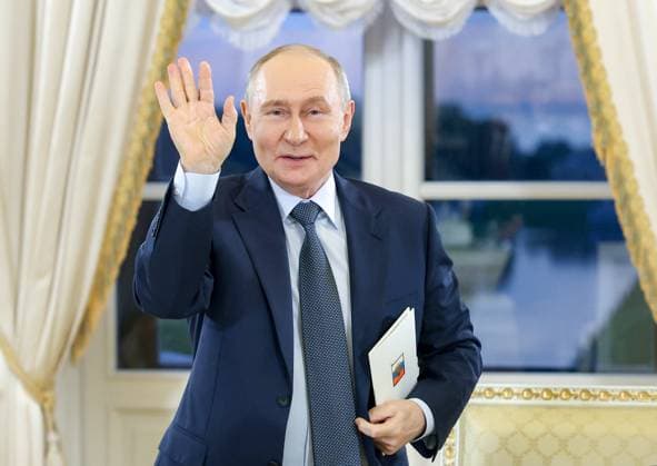 Russia Putin International News Agencies Heads 9181877 04.06.2026 Russian President Vladimir Putin leaves following a meeting with heads of international news agencies as part of the St. Petersburg International Economic Forum (SPIEF) at the Constantine Palace in Strelna in the suburb of St. Petersburg, Russia. Valeriy Sharifulin Sputnik St. Petersburg Russia  Copyright: xValeriyxSharifulinx