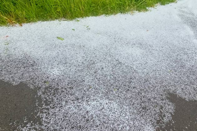 RECORD DATE NOT STATED Unwetter ziehen über Deutschland Am 04.06.2026 zogen mehrere Gewitter und Unwetter über weite Teile Deutschlands. Einer der Schwerpunkte lag in Nordrhein-Westfalen. Starke Windscherungen sorgten für mehrere Tornadoverdachtsfälle. Die Unwetter wurden von Starkregen, Sturmböen und Hagel begleitet. Ein Downburst (starke Fallböe) traf die Region Ense, Soest und Möhnesee in der Zeit von 17:00 Uhr bis 17:45 Uhr. Soest Hattrop Nordrhein-Westfalen Deutschland *** Thunderstorms move across Germany On 4 June 2026, several thunderstorms and storms moved across large parts of Germany One of the focal points was in North Rhine-Westphalia Strong wind shear caused several suspected tornadoes The thunderstorms were accompanied by heavy rain, squalls