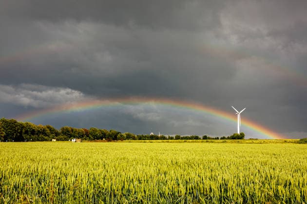 Unwetter ziehen über Deutschland Am 04.06.2026 zogen mehrere Gewitter und Unwetter über weite Teile Deutschlands. Einer der Schwerpunkte lag in Nordrhein-Westfalen. Starke Windscherungen sorgten für mehrere Tornadoverdachtsfälle. Die Unwetter wurden von Starkregen, Sturmböen und Hagel begleitet. Ein Downburst (starke Fallböe) traf die Region Ense, Soest und Möhnesee in der Zeit von 17:00 Uhr bis 17:45 Uhr. Soest Hattrop Nordrhein-Westfalen Deutschland *** Thunderstorms move across Germany On 4 June 2026, several thunderstorms and storms moved across large parts of Germany One of the focal points was in North Rhine-Westphalia Strong wind shear caused several suspected tornadoes The thunderstorms were accompanied by heavy rain, squalls