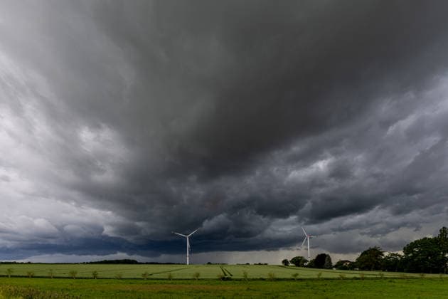 Unwetter ziehen über Deutschland Am 04.06.2026 zogen mehrere Gewitter und Unwetter über weite Teile Deutschlands. Einer der Schwerpunkte lag in Nordrhein-Westfalen. Starke Windscherungen sorgten für mehrere Tornadoverdachtsfälle. Die Unwetter wurden von Starkregen, Sturmböen und Hagel begleitet. Ein Downburst (starke Fallböe) traf die Region Ense, Soest und Möhnesee in der Zeit von 17:00 Uhr bis 17:45 Uhr. Soest Hattrop Nordrhein-Westfalen Deutschland *** Thunderstorms move across Germany On 4 June 2026, several thunderstorms and storms moved across large parts of Germany One of the focal points was in North Rhine-Westphalia Strong wind shear caused several suspected tornadoes The thunderstorms were accompanied by heavy rain, squalls