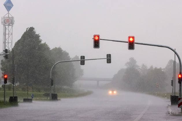 RECORD DATE NOT STATED Unwetter ziehen über Deutschland Am 04.06.2026 zogen mehrere Gewitter und Unwetter über weite Teile Deutschlands. Einer der Schwerpunkte lag in Nordrhein-Westfalen. Starke Windscherungen sorgten für mehrere Tornadoverdachtsfälle. Die Unwetter wurden von Starkregen, Sturmböen und Hagel begleitet. Ein Downburst (starke Fallböe) traf die Region Ense, Soest und Möhnesee in der Zeit von 17:00 Uhr bis 17:45 Uhr. Soest Hattrop Nordrhein-Westfalen Deutschland *** Thunderstorms move across Germany On 4 June 2026, several thunderstorms and storms moved across large parts of Germany One of the focal points was in North Rhine-Westphalia Strong wind shear caused several suspected tornadoes The thunderstorms were accompanied by heavy rain, squalls
