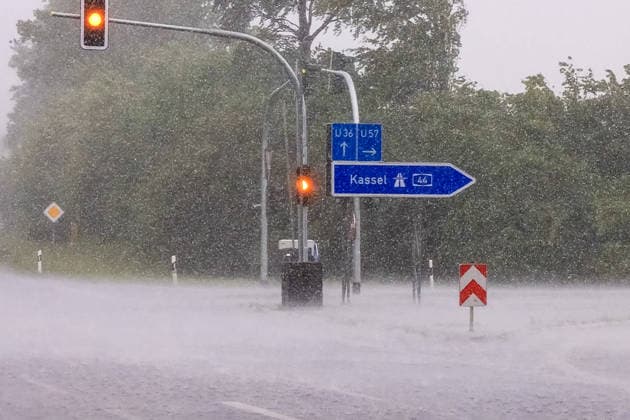 RECORD DATE NOT STATED Unwetter ziehen über Deutschland Am 04.06.2026 zogen mehrere Gewitter und Unwetter über weite Teile Deutschlands. Einer der Schwerpunkte lag in Nordrhein-Westfalen. Starke Windscherungen sorgten für mehrere Tornadoverdachtsfälle. Die Unwetter wurden von Starkregen, Sturmböen und Hagel begleitet. Ein Downburst (starke Fallböe) traf die Region Ense, Soest und Möhnesee in der Zeit von 17:00 Uhr bis 17:45 Uhr. Soest Hattrop Nordrhein-Westfalen Deutschland *** Thunderstorms move across Germany On 4 June 2026, several thunderstorms and storms moved across large parts of Germany One of the focal points was in North Rhine-Westphalia Strong wind shear caused several suspected tornadoes The thunderstorms were accompanied by heavy rain, squalls