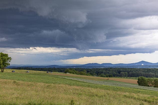Gewitterwolken über dem Rhenland - 04.06.26 Dunkle Gewitterwolken ziehen über die Kalenborner Höhe hinweg. Der Blick reicht über die Grafschaft in Richtung Wachtberg mit dem Radom des Fraunhofer Institut und Bonn, im Hintergrund ist das Siebengebirge zu erkennen. Grafschaft Kalenborn Rheinland-Pfalz Deutschland *** Thunderclouds over the Rhenland 04 06 26 Dark thunderclouds pass over the Kalenborner Höhe The view extends over the county in the direction of Wachtberg with the radome of the Fraunhofer Institute and Bonn, the Siebengebirge can be seen in the background Grafschaft Kalenborn Rhineland Palatinate Germany Copyright: xMarcxJohnx