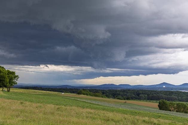 Gewitterwolken über dem Rhenland - 04.06.26 Dunkle Gewitterwolken ziehen über die Kalenborner Höhe hinweg. Der Blick reicht über die Grafschaft in Richtung Wachtberg mit dem Radom des Fraunhofer Institut und Bonn, im Hintergrund ist das Siebengebirge zu erkennen. Grafschaft Kalenborn Rheinland-Pfalz Deutschland *** Thunderclouds over the Rhenland 04 06 26 Dark thunderclouds pass over the Kalenborner Höhe The view extends over the county in the direction of Wachtberg with the radome of the Fraunhofer Institute and Bonn, the Siebengebirge can be seen in the background Grafschaft Kalenborn Rhineland Palatinate Germany Copyright: xMarcxJohnx