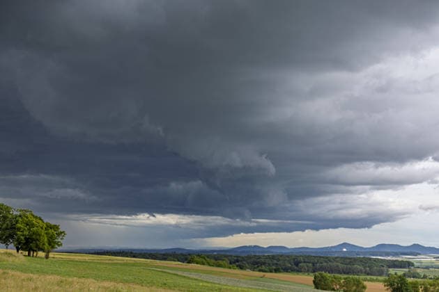 Gewitterwolken über dem Rhenland - 04.06.26 Dunkle Gewitterwolken ziehen über die Kalenborner Höhe hinweg. Der Blick reicht über die Grafschaft in Richtung Wachtberg mit dem Radom des Fraunhofer Institut und Bonn, im Hintergrund ist das Siebengebirge zu erkennen. Grafschaft Kalenborn Rheinland-Pfalz Deutschland *** Thunderclouds over the Rhenland 04 06 26 Dark thunderclouds pass over the Kalenborner Höhe The view extends over the county in the direction of Wachtberg with the radome of the Fraunhofer Institute and Bonn, the Siebengebirge can be seen in the background Grafschaft Kalenborn Rhineland Palatinate Germany Copyright: xMarcxJohnx
