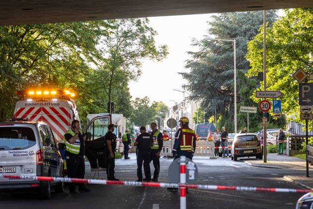 Bonn, THW-Kräfte errichten Bauzäune und sperren die Römerstraße unterhalb der Nordbrücke. Bonn, 04.06.2026: Einsatzkräfte des Technischen Hilfswerks (THW) errichten Bauzäune und sperren die Römerstraße im Bereich unterhalb der Nordbrücke für Fußgänger, Autos und Busse. Die Sperrung besteht seit etwa 19:30 Uhr und steht im Zusammenhang mit der Einsturzgefahr der Bonner Nordbrücke (Friedrich-Ebert-Brücke). Die Autobahnbrücke der A565 wurde bereits am 3. Juni 2026 nach der Feststellung struktureller Schäden am Tragwerk vollständig für den Verkehr gesperrt. Die aktuellen Maßnahmen dienen der Sicherung des Bereichs unterhalb des Bauwerks. Bonn castell Nordrhein-Westfalen Deutschland *** Bonn, THW forces erect construction fen