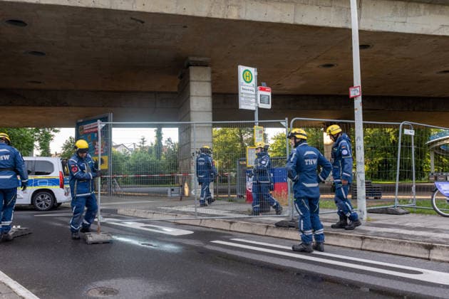 Bonn, THW-Kräfte errichten Bauzäune und sperren die Römerstraße unterhalb der Nordbrücke. Bonn, 04.06.2026: Einsatzkräfte des Technischen Hilfswerks (THW) errichten Bauzäune und sperren die Römerstraße im Bereich unterhalb der Nordbrücke für Fußgänger, Autos und Busse. Die Sperrung besteht seit etwa 19:30 Uhr und steht im Zusammenhang mit der Einsturzgefahr der Bonner Nordbrücke (Friedrich-Ebert-Brücke). Die Autobahnbrücke der A565 wurde bereits am 3. Juni 2026 nach der Feststellung struktureller Schäden am Tragwerk vollständig für den Verkehr gesperrt. Die aktuellen Maßnahmen dienen der Sicherung des Bereichs unterhalb des Bauwerks. Bonn castell Nordrhein-Westfalen Deutschland *** Bonn, THW forces erect construction fen