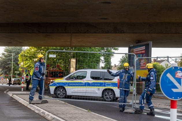 Bonn, THW-Kräfte errichten Bauzäune und sperren die Römerstraße unterhalb der Nordbrücke. Bonn, 04.06.2026: Einsatzkräfte des Technischen Hilfswerks (THW) errichten Bauzäune und sperren die Römerstraße im Bereich unterhalb der Nordbrücke für Fußgänger, Autos und Busse. Die Sperrung besteht seit etwa 19:30 Uhr und steht im Zusammenhang mit der Einsturzgefahr der Bonner Nordbrücke (Friedrich-Ebert-Brücke). Die Autobahnbrücke der A565 wurde bereits am 3. Juni 2026 nach der Feststellung struktureller Schäden am Tragwerk vollständig für den Verkehr gesperrt. Die aktuellen Maßnahmen dienen der Sicherung des Bereichs unterhalb des Bauwerks. Bonn castell Nordrhein-Westfalen Deutschland *** Bonn, THW forces erect construction fen