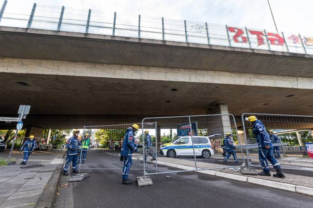 Bonn, THW-Kräfte errichten Bauzäune und sperren die Römerstraße unterhalb der Nordbrücke. Bonn, 04.06.2026: Einsatzkräfte des Technischen Hilfswerks (THW) errichten Bauzäune und sperren die Römerstraße im Bereich unterhalb der Nordbrücke für Fußgänger, Autos und Busse. Die Sperrung besteht seit etwa 19:30 Uhr und steht im Zusammenhang mit der Einsturzgefahr der Bonner Nordbrücke (Friedrich-Ebert-Brücke). Die Autobahnbrücke der A565 wurde bereits am 3. Juni 2026 nach der Feststellung struktureller Schäden am Tragwerk vollständig für den Verkehr gesperrt. Die aktuellen Maßnahmen dienen der Sicherung des Bereichs unterhalb des Bauwerks. Bonn castell Nordrhein-Westfalen Deutschland *** Bonn, THW forces erect construction fen