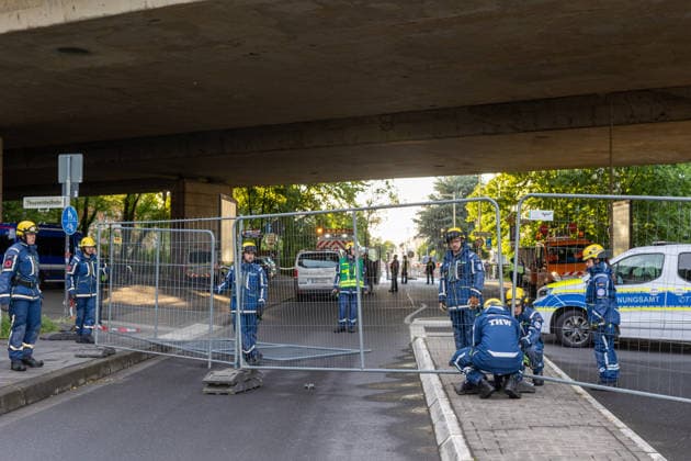 Bonn, THW-Kräfte errichten Bauzäune und sperren die Römerstraße unterhalb der Nordbrücke. Bonn, 04.06.2026: Einsatzkräfte des Technischen Hilfswerks (THW) errichten Bauzäune und sperren die Römerstraße im Bereich unterhalb der Nordbrücke für Fußgänger, Autos und Busse. Die Sperrung besteht seit etwa 19:30 Uhr und steht im Zusammenhang mit der Einsturzgefahr der Bonner Nordbrücke (Friedrich-Ebert-Brücke). Die Autobahnbrücke der A565 wurde bereits am 3. Juni 2026 nach der Feststellung struktureller Schäden am Tragwerk vollständig für den Verkehr gesperrt. Die aktuellen Maßnahmen dienen der Sicherung des Bereichs unterhalb des Bauwerks. Bonn castell Nordrhein-Westfalen Deutschland *** Bonn, THW forces erect construction fen