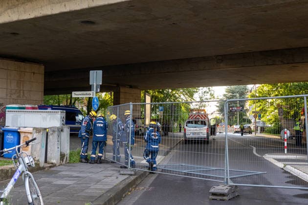Bonn, THW-Kräfte errichten Bauzäune und sperren die Römerstraße unterhalb der Nordbrücke. Bonn, 04.06.2026: Einsatzkräfte des Technischen Hilfswerks (THW) errichten Bauzäune und sperren die Römerstraße im Bereich unterhalb der Nordbrücke für Fußgänger, Autos und Busse. Die Sperrung besteht seit etwa 19:30 Uhr und steht im Zusammenhang mit der Einsturzgefahr der Bonner Nordbrücke (Friedrich-Ebert-Brücke). Die Autobahnbrücke der A565 wurde bereits am 3. Juni 2026 nach der Feststellung struktureller Schäden am Tragwerk vollständig für den Verkehr gesperrt. Die aktuellen Maßnahmen dienen der Sicherung des Bereichs unterhalb des Bauwerks. Bonn castell Nordrhein-Westfalen Deutschland *** Bonn, THW forces erect construction fen