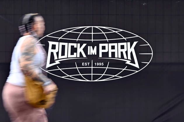 Festivalbesucher passieren eine Sichtschutzwand mit dem Logo von RIP 2026. Die Vorbereitungen für das Festival Rock im Park (RiP) 2026 am Nürnberger Zeppelinfeld laufen auf Hochtouren. Das Festival mit Kultstatus findet seit 1993 als Parallelveranstaltung zum Event Rock am Ring statt. Nürnberg, 04.06.2026 Bayern Deutschland *** Festival visitors pass a screen with the RIP 2026 logo Preparations for the Rock im Park RiP 2026 festival at Nurembergs Zeppelinfeld are in full swing The festival with cult status has been held since 1993 as a parallel event to Rock am Ring Nuremberg, 04 06 2026 Bavaria Germany Copyright: xDwixAnoraganingrumx