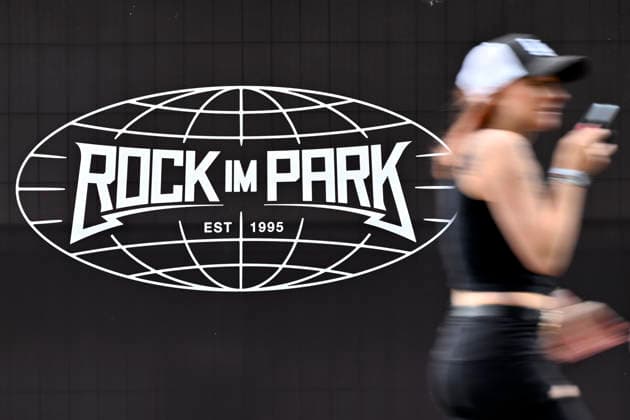 Festivalbesucher passieren eine Sichtschutzwand mit dem Logo von RIP 2026. Die Vorbereitungen für das Festival Rock im Park (RiP) 2026 am Nürnberger Zeppelinfeld laufen auf Hochtouren. Das Festival mit Kultstatus findet seit 1993 als Parallelveranstaltung zum Event Rock am Ring statt. Nürnberg, 04.06.2026 Bayern Deutschland *** Festival visitors pass a screen with the RIP 2026 logo Preparations for the Rock im Park RiP 2026 festival at Nurembergs Zeppelinfeld are in full swing The festival with cult status has been held since 1993 as a parallel event to Rock am Ring Nuremberg, 04 06 2026 Bavaria Germany Copyright: xDwixAnoraganingrumx