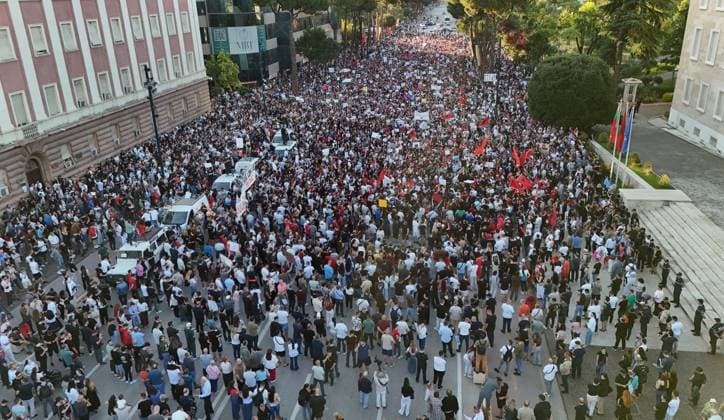 Protests against tourism project continue in Albania TIRANA, ALBANIA - JUNE 4: An aerial view of thousands of demonstrators carrying banners and placards gather on the Boulevard of the Martyrs of the Nation to protest the planned sale of a beach in the Zvernec area of Vlora as part of a tourism development project, in Tirana, Albania on June 4, 2026. Olsi Shehu Anadolu Tirana Albania. Editorial use only. Please get in touch for any other usage.  Copyright: x2026xAnadoluxOlsixShehux