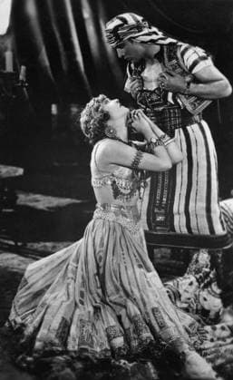 RECORD DATE NOT STATED Actors Rudolph Valentino and Vilma Banky in the movie The Son of the Sheik, USA 1926  !ACHTUNG AUFNAHMEDATUM GESCHÄTZT!