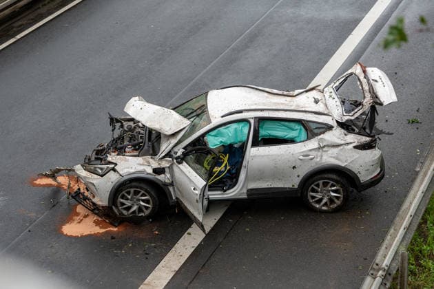 Cupra überschlägt sich auf B45 Fahrer schwer verletzt Am 04.06.2026 ereignete sich gegen 18:10 Uhr ein Alleinunfall auf der B45 zwischen Rodgau Nieder-Roden und Rodgau Jügesheim in Fahrtrichtung Hanau. Ein weißer Cupra Formentor geriet in die Leitschutzplanke und überschlug sich mindestens einmal. Der Fahrzeugführer wurde schwer verletzt und vom Rettungsdienst in eine Klinik transportiert. Die B45 war in Fahrtrichtung Hanau zeitweise voll gesperrt und wurde gegen 19:20 Uhr wieder freigegeben. Die Unfallursache ist Gegenstand polizeilicher Ermittlungen. Rodgau B45 Hessen Deutschland *** Cupra overturns on B45 Driver seriously injured On 04 06 2026 at around 18 10 hrs, a single-vehicle accident occurred on the B45 between Rodgau Nie
