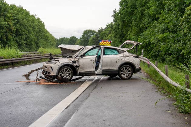 Cupra überschlägt sich auf B45 Fahrer schwer verletzt Am 04.06.2026 ereignete sich gegen 18:10 Uhr ein Alleinunfall auf der B45 zwischen Rodgau Nieder-Roden und Rodgau Jügesheim in Fahrtrichtung Hanau. Ein weißer Cupra Formentor geriet in die Leitschutzplanke und überschlug sich mindestens einmal. Der Fahrzeugführer wurde schwer verletzt und vom Rettungsdienst in eine Klinik transportiert. Die B45 war in Fahrtrichtung Hanau zeitweise voll gesperrt und wurde gegen 19:20 Uhr wieder freigegeben. Die Unfallursache ist Gegenstand polizeilicher Ermittlungen. Rodgau B45 Hessen Deutschland *** Cupra overturns on B45 Driver seriously injured On 04 06 2026 at around 18 10 hrs, a single-vehicle accident occurred on the B45 between Rodgau Nie