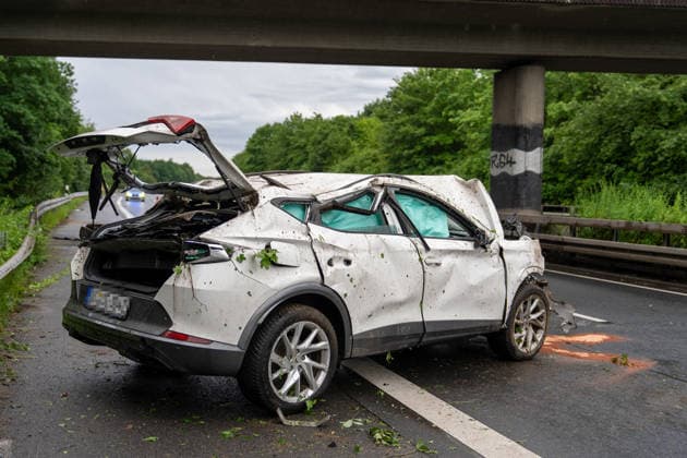 Cupra überschlägt sich auf B45 Fahrer schwer verletzt Am 04.06.2026 ereignete sich gegen 18:10 Uhr ein Alleinunfall auf der B45 zwischen Rodgau Nieder-Roden und Rodgau Jügesheim in Fahrtrichtung Hanau. Ein weißer Cupra Formentor geriet in die Leitschutzplanke und überschlug sich mindestens einmal. Der Fahrzeugführer wurde schwer verletzt und vom Rettungsdienst in eine Klinik transportiert. Die B45 war in Fahrtrichtung Hanau zeitweise voll gesperrt und wurde gegen 19:20 Uhr wieder freigegeben. Die Unfallursache ist Gegenstand polizeilicher Ermittlungen. Rodgau B45 Hessen Deutschland *** Cupra overturns on B45 Driver seriously injured On 04 06 2026 at around 18 10 hrs, a single-vehicle accident occurred on the B45 between Rodgau Nie