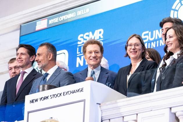 June 4, 2026, New York, New York, USA: Dr. Thomas S. Kaplan, Chairman, and Heather White, Chief Executive Officer of Sunshine Silver Mining & Refining Company ring the opening bell as their company celebrates Initial Public Offering on the floor of the New York Stock Exchange (NYSE) in New York, NY on June 4, 2026. Stock market continues to be volatile as conflict in the Middle East affects prices of commodities and goods. New York USA  - ZUMAr339 20260604_znp_r339_038 Copyright: xLevxRadinx