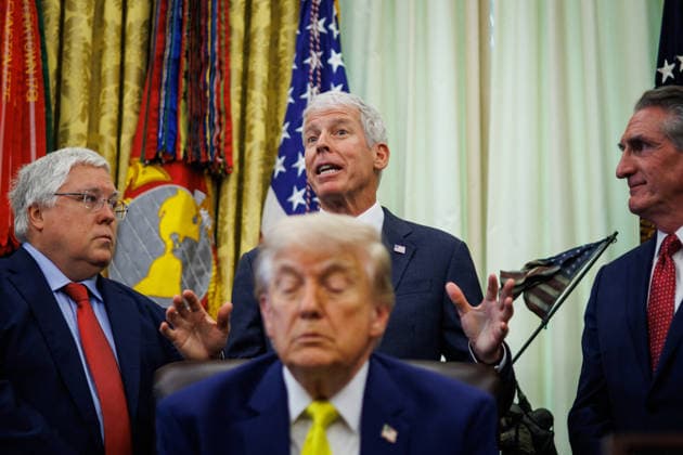 DC: President Trump Announces $700 million Beautiful, Clean Coal Investment Secretary of Energy Chris Wright (center) speaks behind U.S. President Donald Trump during a Beautiful, Clean Coal event in the Oval Office at the White House on June 4, 2026 in Washington, D.C. Trump is announcing a plan to invest $700 million for coal plants and energy infrastructure using the Defense Production Act. (Photo by Samuel Corum Pool ABACAPRESS.COM) Washington DC United States  Copyright: xPool ABACAx