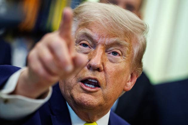 DC: President Trump Announces $700 million Beautiful, Clean Coal Investment U.S. President Donald Trump calls on a reporter for a question after making an announcement on Beautiful, Clean Coal in the Oval Office at the White House on June 4, 2026 in Washington, D.C. Trump is announcing a plan to invest $700 million for coal plants and energy infrastructure using the Defense Production Act. (Photo by Samuel Corum Pool ABACAPRESS.COM) Washington DC United States  Copyright: xPool ABACAx