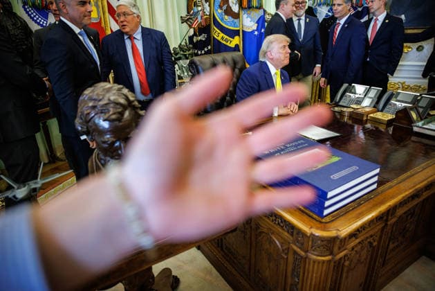 DC: President Trump Announces $700 million Beautiful, Clean Coal Investment The press pool is ushered out of the Oval Office after U.S. President Donald Trump made an announcement on Beautiful, Clean Coal at the White House on June 4, 2026 in Washington, D.C. Trump is announcing a plan to invest $700 million for coal plants and energy infrastructure using the Defense Production Act. (Photo by Samuel Corum Pool ABACAPRESS.COM) Washington DC United States  Copyright: xPool ABACAx
