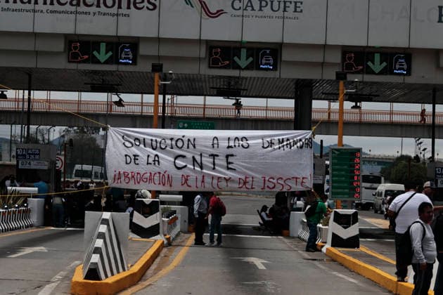 June 4, 2026, Mexico City, Cdmx, Mexico: As part of a day of blockades and demonstrations by the CNTE, they took over the Chalco tollbooth, which connects to the volcanic region and the state of Morelos, near Cuernavaca, close to the exit towards Puebla. During their peaceful protest, they allowed private and cargo vehicles to pass through without paying the toll, aiming to pressure the government of Claudia Sheinbaum to repeal the ISSSTE law, which has generated discontent and insecurity regarding the retirement of education workers. This law was modified by former President Enrique PeoÂ±a Nieto. The CNTE teachers union has requested a meeting with the president, but she has rejected their request. Because of this refusal, the teachers h - ZUMAp204 20260604_zip_p204_035 Copyright: xJosuexPerezx