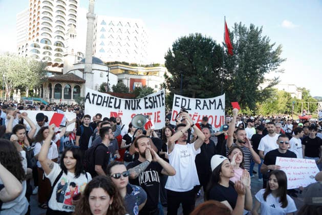 Proteste in front of the Albanian PM Office in Tirana, Albania. Protesters hold signs and Albanian national flags as they take part in a demonstration in front of the prime minister s office in Tirana on June 4, 2026, opposing the construction of a luxury resort near a protected natural area near the city of Vlore. Several thousand citizens demonstrated in Tirana for the fifth consecutive night to demand transparency on a luxury tourism complex project in the protected area of Narta Lagoon in the city of Vlore linked to US President Donald Trump s son-in-law Jared Kushner and his wife, Ivanka Trump. The project was planned for two areas along the Adriatic coast, the protected delta area of Vjosa-Narta and the nearby uninhabited island of Sa Copyright: xLightxStudioxAgencyx xMaltonxDibrax