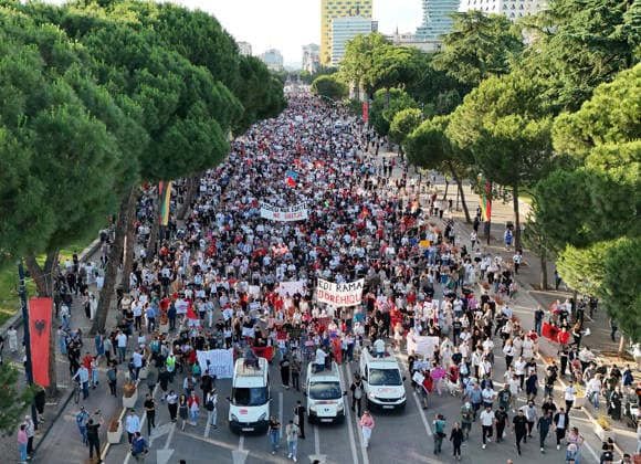 Proteste in front of the Albanian PM Office in Tirana, Albania. An aerial view shows protesters holding signs and Albanian national flags as they take part in a demonstration in front of the prime minister s office in Tirana on June 4, 2026, opposing the construction of a luxury resort near a protected natural area near the city of Vlore. Several thousand citizens demonstrated in Tirana for the fifth consecutive night to demand transparency on a luxury tourism complex project in the protected area of Narta Lagoon in the city of Vlore linked to US President Donald Trump s son-in-law Jared Kushner and his wife, Ivanka Trump. The project was planned for two areas along the Adriatic coast, the protected delta area of Vjosa-Narta and the nearby Copyright: xLightxStudioxAgencyx xStringerx