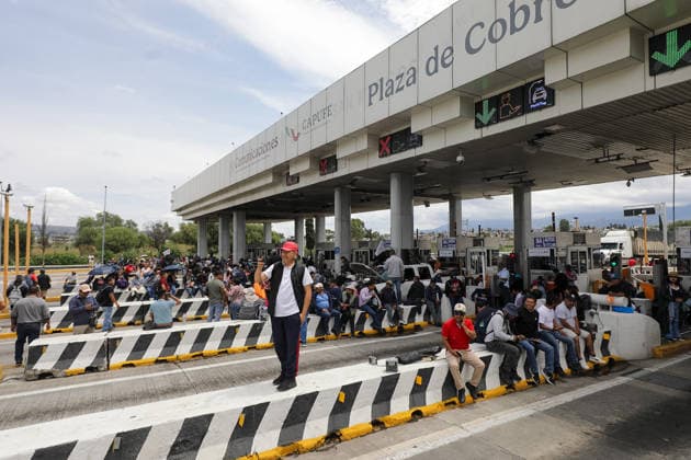 CNTE Teachers Allow Motorists To Pass Freely At Toll Booths Teachers belonging to the National Coordinator of Education Workers (CNTE) are allowing motorists to pass freely at the San Marcos toll booths in Chalco, as part of the protests that began last Monday demanding the repeal of the Law of the Institute of Security and Social Services for State Workers (ISSSTE). on June 4, 2026 in Chalco, Mexico. (Photo by Ian Robles Eyepix Group) Copyright: xIanxRobles xEyepixxGroupx EL_04062026_185789JPEG