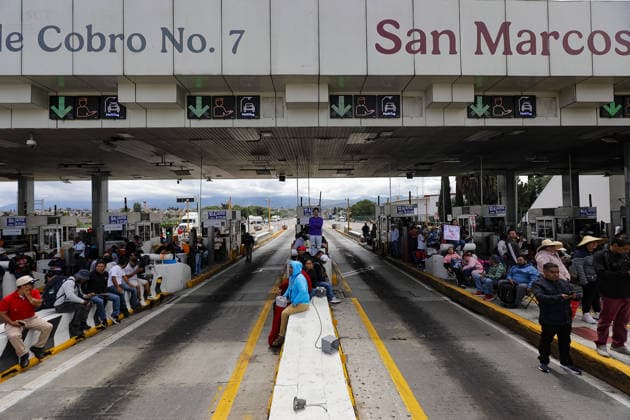 CNTE Teachers Allow Motorists To Pass Freely At Toll Booths Teachers belonging to the National Coordinator of Education Workers (CNTE) are allowing motorists to pass freely at the San Marcos toll booths in Chalco, as part of the protests that began last Monday demanding the repeal of the Law of the Institute of Security and Social Services for State Workers (ISSSTE). on June 4, 2026 in Chalco, Mexico. (Photo by Ian Robles Eyepix Group) Copyright: xIanxRobles xEyepixxGroupx EL_04062026_185788JPEG
