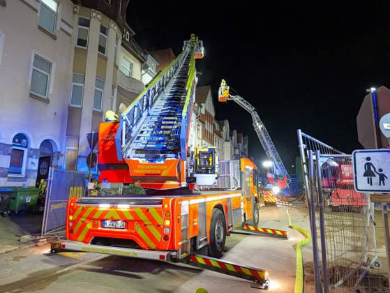Wohnungsbrand in Hannover-Döhren Eine Wohnung stand in Hannover in Vollbrand. Feuerwehr rettete mehrere Personen mit zwei Drehleitern aus dem Gebäude. *** Apartment fire in Hanover Döhren An apartment was on fire in Hanover Fire brigade rescued several people from the building using two turntable ladders Copyright: xBerndxGüntherx