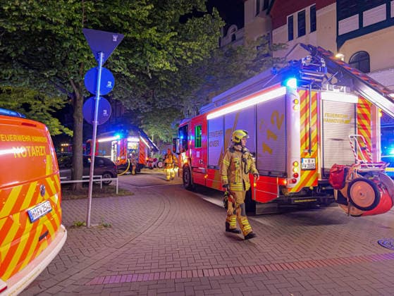 Wohnungsbrand in Hannover-Döhren Eine Wohnung stand in Hannover in Vollbrand. Feuerwehr rettete mehrere Personen mit zwei Drehleitern aus dem Gebäude. *** Apartment fire in Hanover Döhren An apartment was on fire in Hanover Fire brigade rescued several people from the building using two turntable ladders Copyright: xBerndxGüntherx
