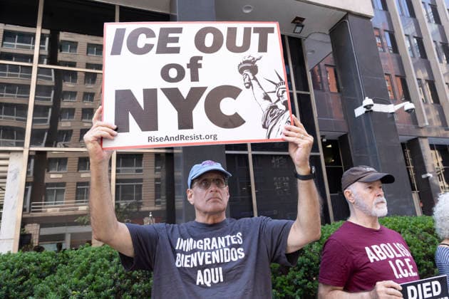 June 4, 2026, New York, New York, USA: Demonstrators join Rise and Resist s weekly vigil for those impacted by the Trump administration s immigrant detention and mass deportation policies outside the immigration courts, Department of Homeland Security and U.S. Immigration and Customs Enforcement offices at 26 Federal Plaza in Lower Manhattan. Participants wear shirts that read IMMIGRANTES BIENVENIDOS AQUI ABOLISH I.C.E. and hold signs that read ICE OUT OF NYC with an image of the Statue of Liberty. Protesters denounce the newest Justice Department policies of moving up the dates of immigrants hearings and scheduling mega masters, calendar hearings including 100 or more people at a time. New York USA - ZUMAr174 20260604_znp_r174_015 Copyright: xGinaxMxRandazzox