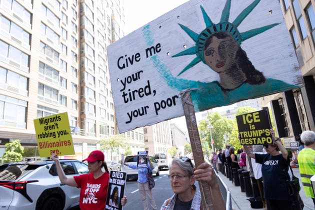 June 4, 2026, New York, New York, USA: Demonstrators join Rise and Resist s weekly vigil for those impacted by the Trump administration s immigrant detention and mass deportation policies outside the immigration courts, Department of Homeland Security and U.S. Immigration and Customs Enforcement offices at 26 Federal Plaza in Lower Manhattan. Participants hold signs that read Give me your tired, your poor with an image of the Statue of Liberty Migrants aren t robbing you. Billionaires are. ICE is TRUMP S GESTAPO. Protesters denounce the newest Justice Department policies of moving up the dates of immigrants hearings and scheduling mega masters, calendar hearings including 100 or more people at a time. New York USA - ZUMAr174 20260604_znp_r174_018 Copyright: xGinaxMxRandazzox