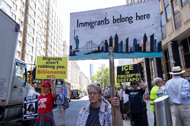 June 4, 2026, New York, New York, USA: Demonstrators join Rise and Resist s weekly vigil for those impacted by the Trump administration s immigrant detention and mass deportation policies outside the immigration courts, Department of Homeland Security and U.S. Immigration and Customs Enforcement offices at 26 Federal Plaza in Lower Manhattan. Participants hold signs that read Immigrants belong here with an image of the Statue of Liberty, the Brooklyn Bridge and the Manhattan skyline Migrants aren t robbing you. Billionaires are. DIED in ICE CAMP Marie Ange Blaise ICE is TRUMP S GESTAPO. Protesters denounce the newest Justice Department policies of moving up the dates of immigrants hearings and scheduling mega masters, calendar he - ZUMAr174 20260604_znp_r174_021 Copyright: xGinaxMxRandazzox
