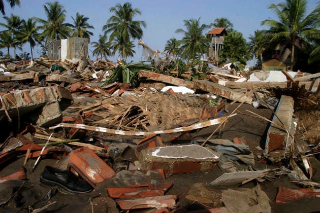 Over 500 Dead in Java Tsunami Jul 19, 2006; Ciamis, West Java, INDONESIA; Residents houses in Pangandaran Beach on Wednesday morning after hit by tsunami two days before. A tsunami hit the coast of the Indonesian island of Java and has taken more than 550 lives, leaving over 600 injured, around 38,000 others have been displaced by the disaster. An earthquake around 240km beneath the ocean floor caused the giant black wave to sweep 300m inland, destroying homes, hotels and people. Mandatory Credit: Photo by Toto Santiko Budi JiwaFoto ZUMA Press. ( ) Copyright 2006 by JiwaFoto Ciamis West Java INDONESIA Copyright: xTotoxSantikoxBudix