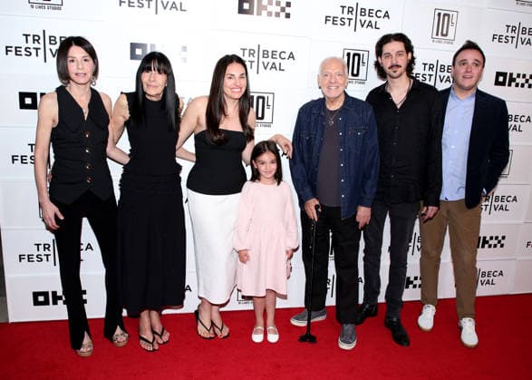 Tribeca Film Festival Frampton World Premiere Liz Ross, Carole Blakey-Cole, Jade Frampton, Elle Homburger, Peter Frampton, Julian Frampton and Sam Homburger attending the Tribeca Film Festival Frampton World Premiere held at OKX Theater at BMCC TPAC on June 4, 2026 in New York City, NY New York City OKX Theater at BMCC TPAC NY USA Copyright: xStevenxBergman AFF-USA.COMx