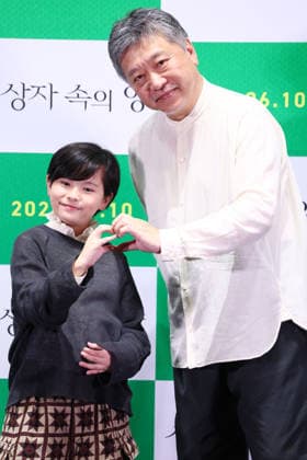 Japanese actor Rimu Kuwaki and director Hirokazu Koreeda Japanese actor Rimu Kuwaki and director Hirokazu Koreeda Japanese actor Rimu Kuwaki (L), who stars in the new movie Sheep in the Box, poses for a photo along with director Hirokazu Koreeda during a publicity event in Seoul on June 4, 2026, to promote the movie, set to hit local screens in South Korea on June 10. (Yonhap) 2026-06-05 11:53:30 < 1980-2026 YONHAPNEWS AGENCY. .> ¼­¿ïÆ¯º°½Ã EDITORIAL USE ONLY  Copyright: xx PYH2026060506300034400 YonhapxNewsx yonphotos253013