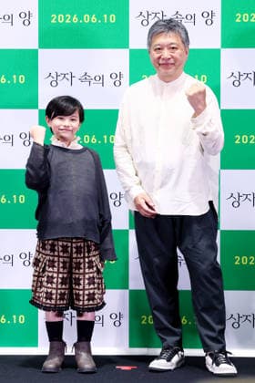 Japanese actor Rimu Kuwaki and director Hirokazu Koreeda Japanese actor Rimu Kuwaki and director Hirokazu Koreeda Japanese actor Rimu Kuwaki (L), who stars in the new movie Sheep in the Box, poses for a photo along with director Hirokazu Koreeda during a publicity event in Seoul on June 4, 2026, to promote the movie, set to hit local screens in South Korea on June 10. (Yonhap) 2026-06-05 11:53:25 < 1980-2026 YONHAPNEWS AGENCY. .> ¼­¿ïÆ¯º°½Ã EDITORIAL USE ONLY  Copyright: xx PYH2026060506290034400 YonhapxNewsx yonphotos253014