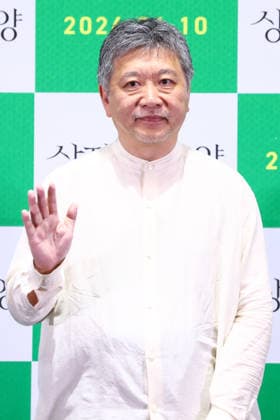 Japanese director Hirokazu Koreeda Japanese director Hirokazu Koreeda Japanese director Hirokazu Koreeda poses for a photo during a publicity event for the new movie Sheep in the Box in Seoul on June 4, 2026, to promote the movie, set to hit local screens in South Korea on June 10. (Yonhap) 2026-06-05 11:53:46 < 1980-2026 YONHAPNEWS AGENCY. .> ¼­¿ïÆ¯º°½Ã EDITORIAL USE ONLY  Copyright: xx PYH2026060506360034400 YonhapxNewsx yonphotos253019