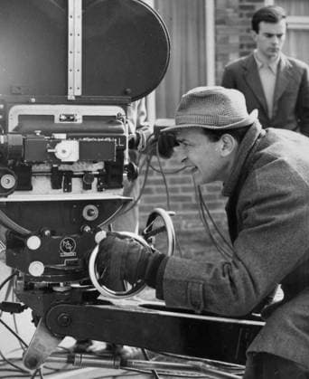 RECORD DATE NOT STATED Czech-British filmmaker Karel Reisz during filming the movie Saturday Night and Sunday Morning, UK 1960  !ACHTUNG AUFNAHMEDATUM GESCHÄTZT!